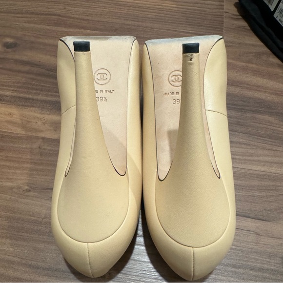 Chanel Two-Tone Leather CC Cap Toe Heels, Size 39.5 - Picture 9 of 10